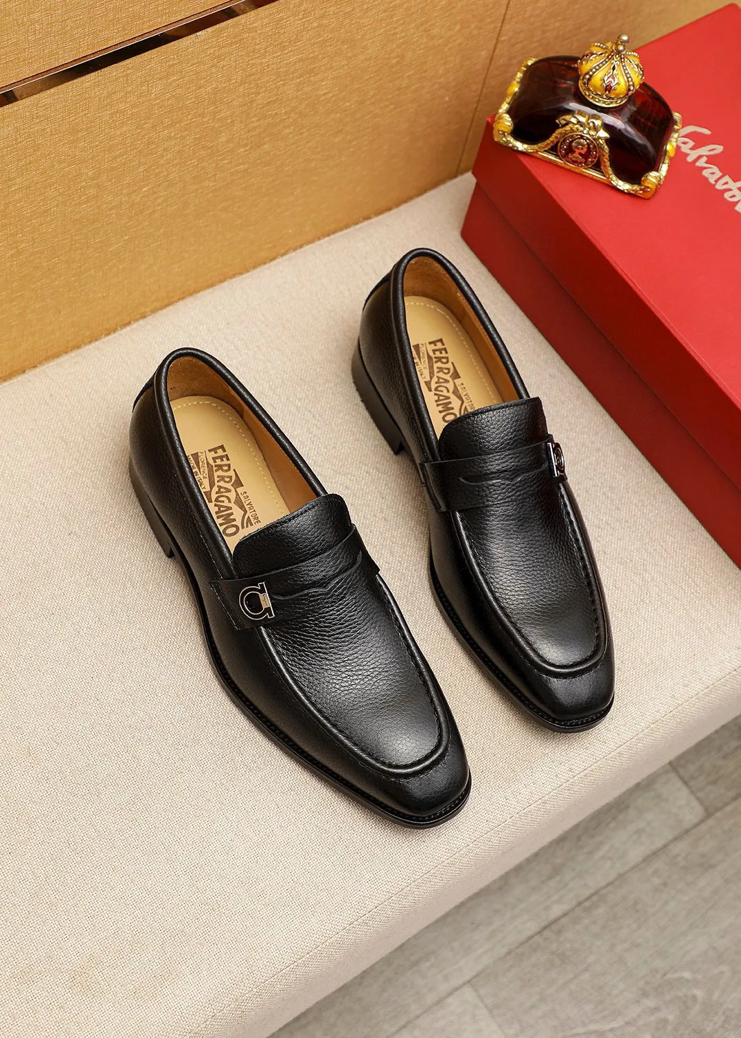 Men's shoes 💰460 💐 Product trademark: Ferragamo "Ferragamo" casual leather shoes Regular size: 38-44 (45.46🉑️customized) Product materials: Selected imported first-layer pebbled cowhide leather upper + luxury hardware buckle, imported water-dyed cowhide leather lining. Strong three-dimensional visual effect, original outsole color: 2⃣️seed leather materials optional